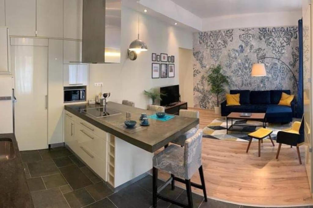 Gozsdu Apartment *